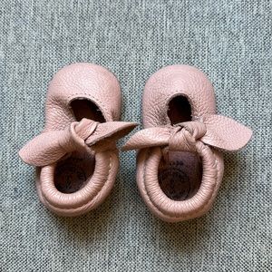 Freshly Picked blushed knotted bow baby shoes!